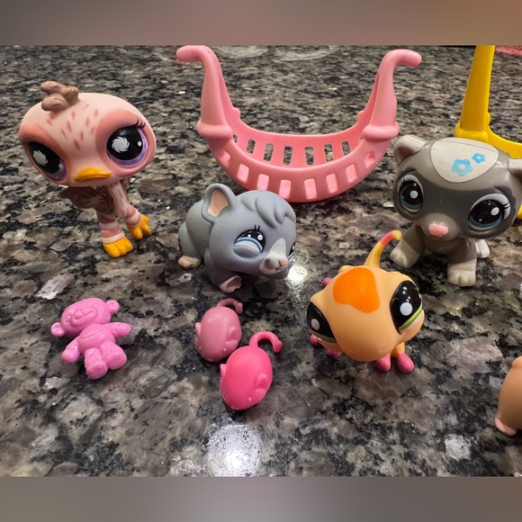 11 Piece Lot of Littlest Pet Shop (LPS) Pet Figures and Accessories - Picture 3 of 7